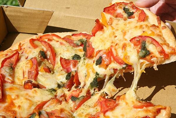 【美食】台中逢甲店|QUIKE PIZZA 貴客披薩野餐最佳夥伴|外帶披薩推薦