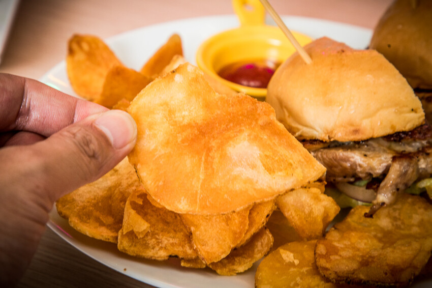 衝擊漢堡SlamBurger｜超爆料吃一顆飽一天！連外國人都說讚的巨大美式漢堡