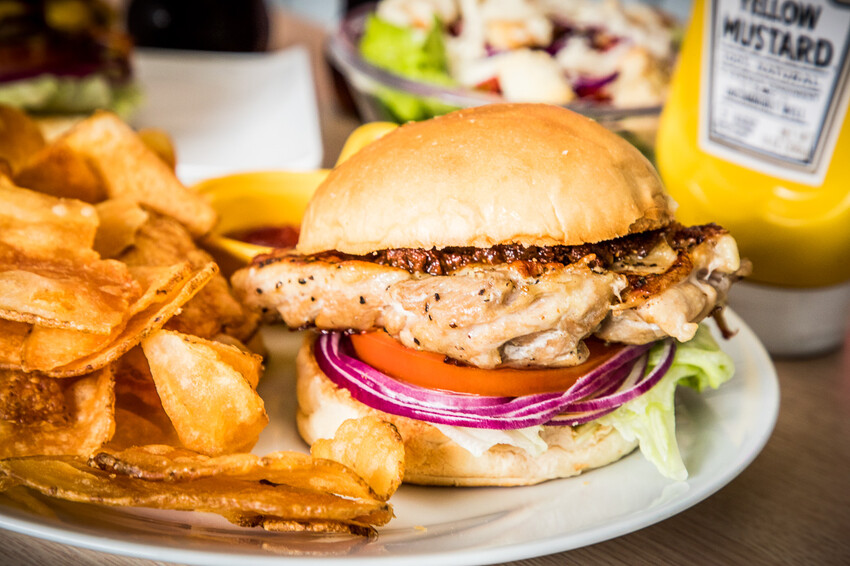 衝擊漢堡SlamBurger｜超爆料吃一顆飽一天！連外國人都說讚的巨大美式漢堡