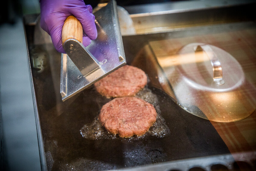 衝擊漢堡SlamBurger｜超爆料吃一顆飽一天！連外國人都說讚的巨大美式漢堡