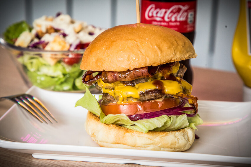 衝擊漢堡SlamBurger｜超爆料吃一顆飽一天！連外國人都說讚的巨大美式漢堡