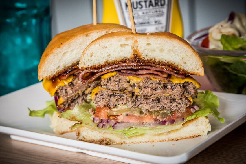 衝擊漢堡SlamBurger｜超爆料吃一顆飽一天！連外國人都說讚的巨大美式漢堡