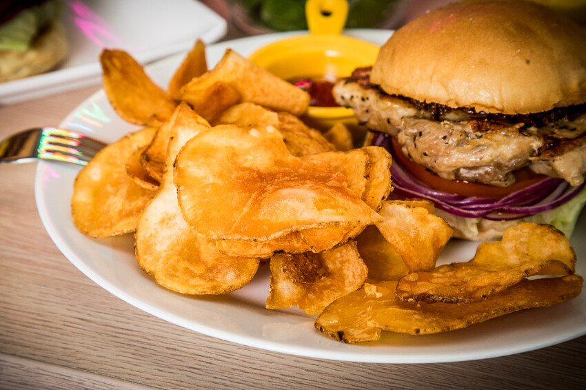 衝擊漢堡SlamBurger｜超爆料吃一顆飽一天！連外國人都說讚的巨大美式漢堡