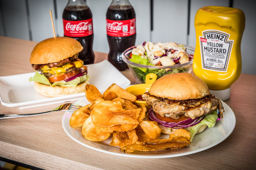 衝擊漢堡SlamBurger｜超爆料吃一顆飽一天！連外國人都說讚的巨大美式漢堡