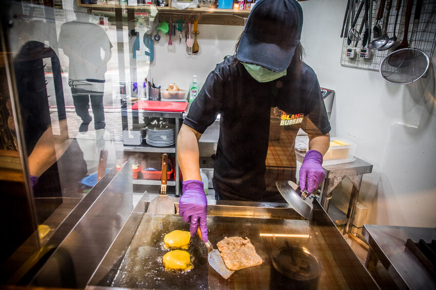 衝擊漢堡SlamBurger｜超爆料吃一顆飽一天！連外國人都說讚的巨大美式漢堡