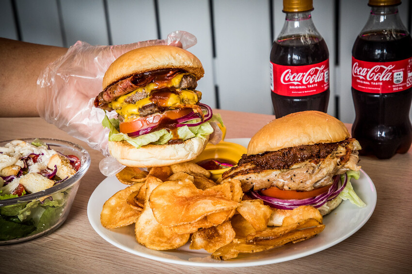 衝擊漢堡SlamBurger｜超爆料吃一顆飽一天！連外國人都說讚的巨大美式漢堡