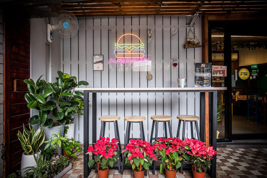 衝擊漢堡SlamBurger｜超爆料吃一顆飽一天！連外國人都說讚的巨大美式漢堡