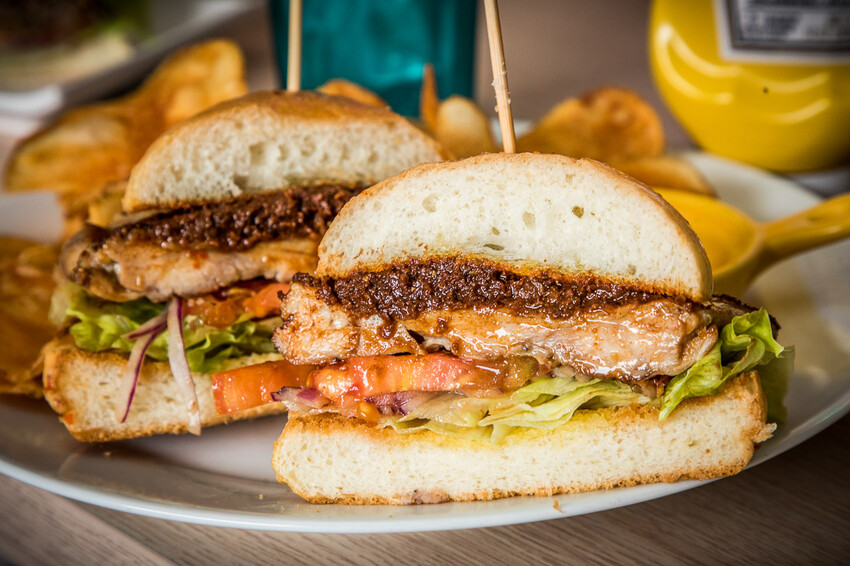 衝擊漢堡SlamBurger｜超爆料吃一顆飽一天！連外國人都說讚的巨大美式漢堡