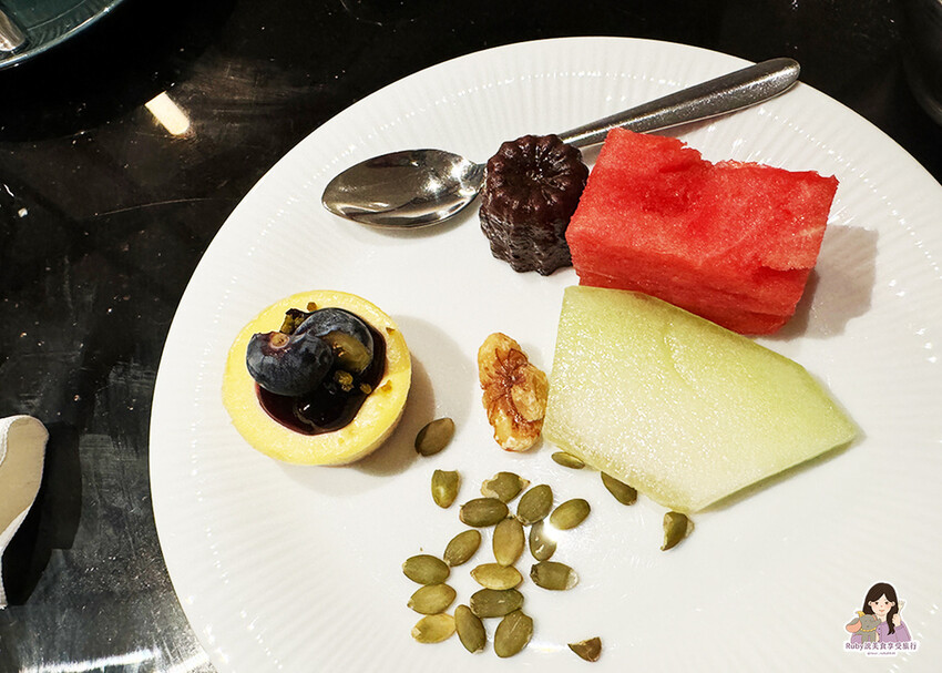 【台北自助餐】島語自助餐廳，共有八個島檯，主打一餐檯、一Fi