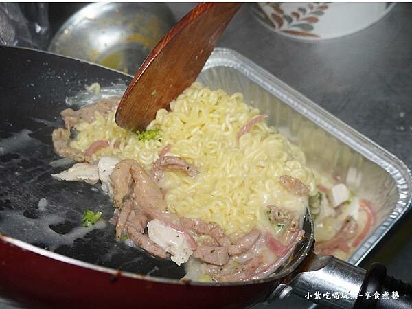 白醬豬柳炒QQ麵(準備焗烤)-與你見麵行動餐車.jpg