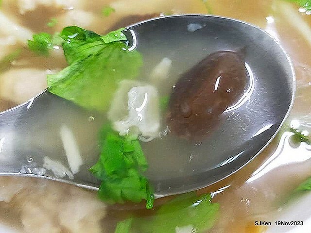 (北捷忠孝新蘆線大橋頭站2號出口旁)無名有招牌的「肉焿 • 魯肉飯」(Nameless