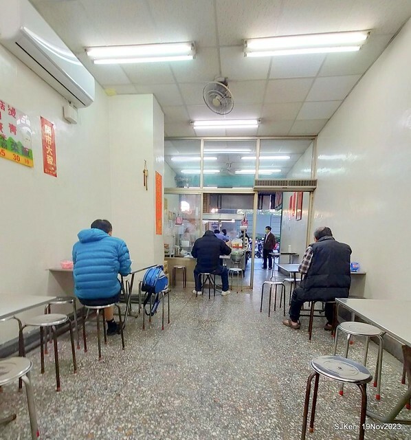 (北捷忠孝新蘆線大橋頭站2號出口旁)無名有招牌的「肉焿 • 魯肉飯」(Nameless