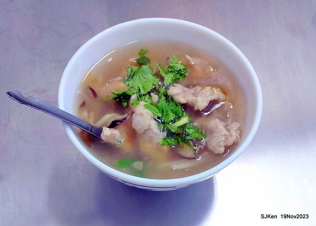 (北捷忠孝新蘆線大橋頭站2號出口旁)無名有招牌的「肉焿 • 魯肉飯」(Nameless