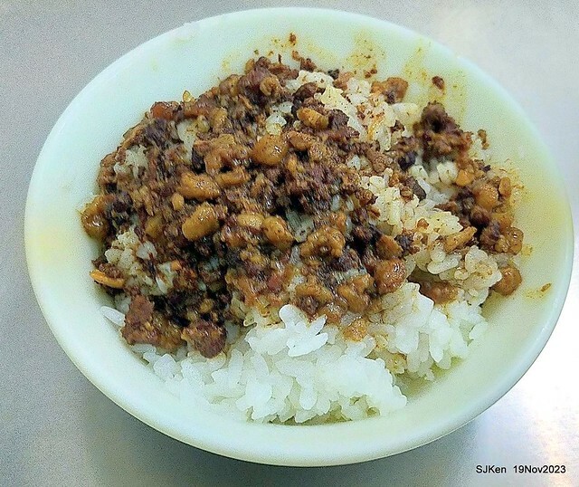 (北捷忠孝新蘆線大橋頭站2號出口旁)無名有招牌的「肉焿 • 魯肉飯」(Nameless