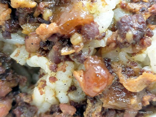 (北捷忠孝新蘆線大橋頭站2號出口旁)無名有招牌的「肉焿 • 魯肉飯」(Nameless