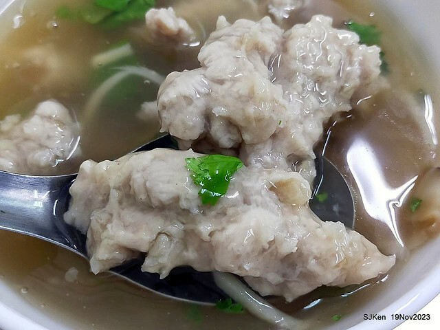 (北捷忠孝新蘆線大橋頭站2號出口旁)無名有招牌的「肉焿 • 魯肉飯」(Nameless
