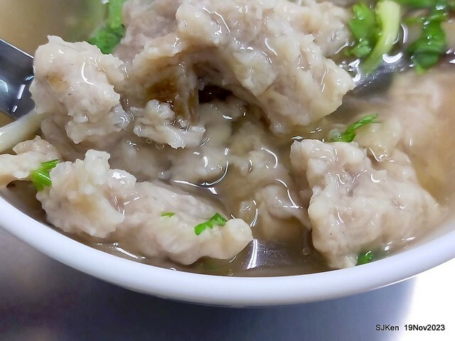 (北捷忠孝新蘆線大橋頭站2號出口旁)無名有招牌的「肉焿 • 魯肉飯」(Nameless