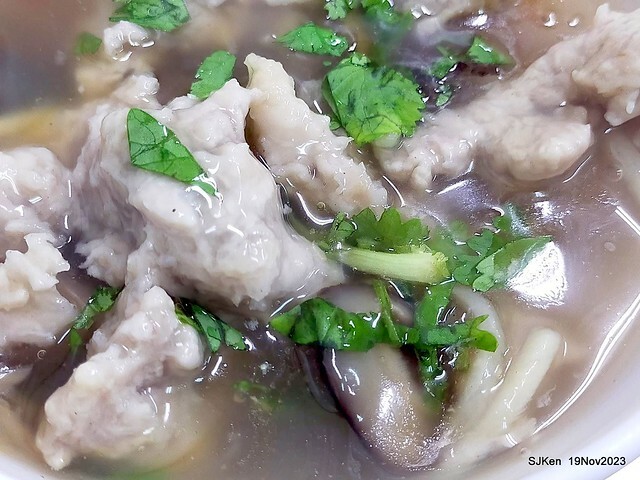 (北捷忠孝新蘆線大橋頭站2號出口旁)無名有招牌的「肉焿 • 魯肉飯」(Nameless