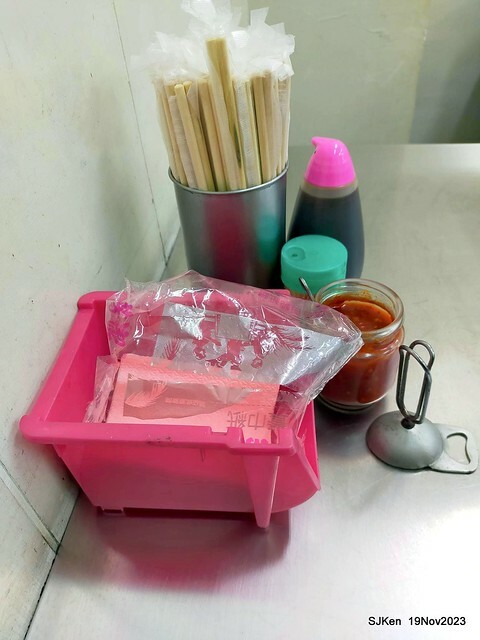 (北捷忠孝新蘆線大橋頭站2號出口旁)無名有招牌的「肉焿 • 魯肉飯」(Nameless