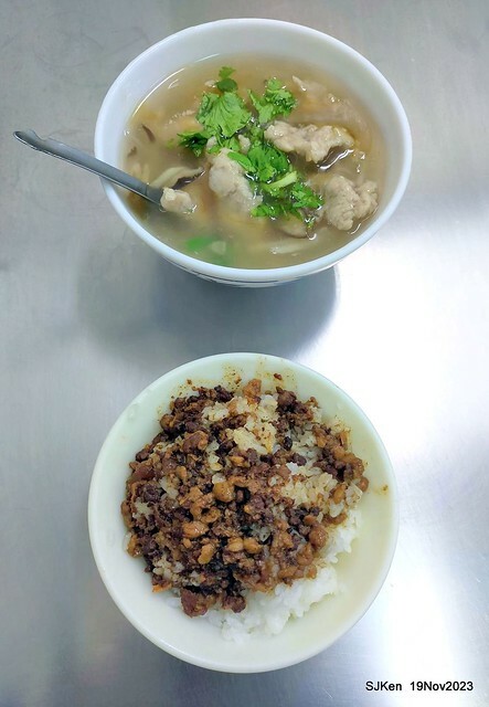 (北捷忠孝新蘆線大橋頭站2號出口旁)無名有招牌的「肉焿 • 魯肉飯」(Nameless