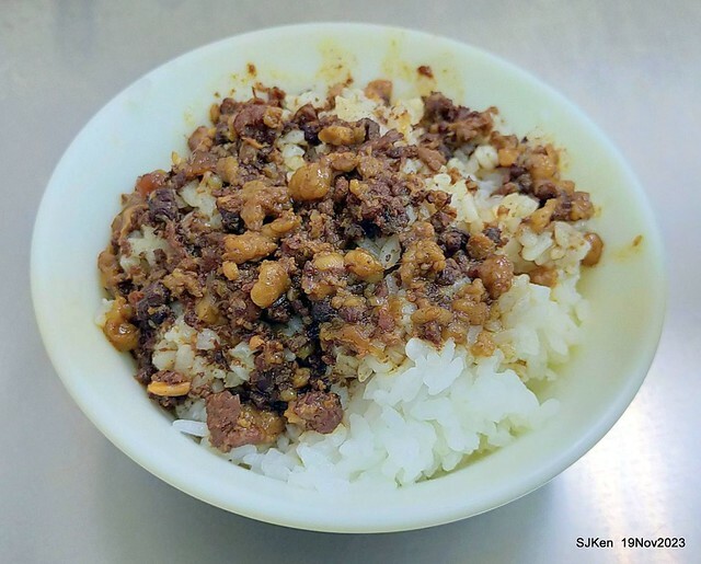 (北捷忠孝新蘆線大橋頭站2號出口旁)無名有招牌的「肉焿 • 魯肉飯」(Nameless