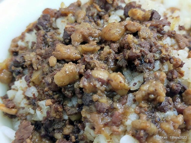 (北捷忠孝新蘆線大橋頭站2號出口旁)無名有招牌的「肉焿 • 魯肉飯」(Nameless