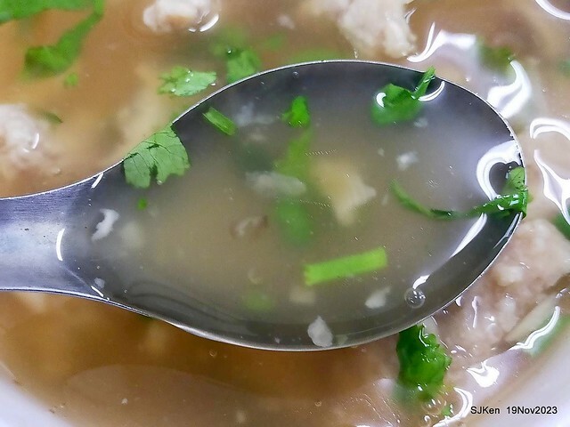 (北捷忠孝新蘆線大橋頭站2號出口旁)無名有招牌的「肉焿 • 魯肉飯」(Nameless