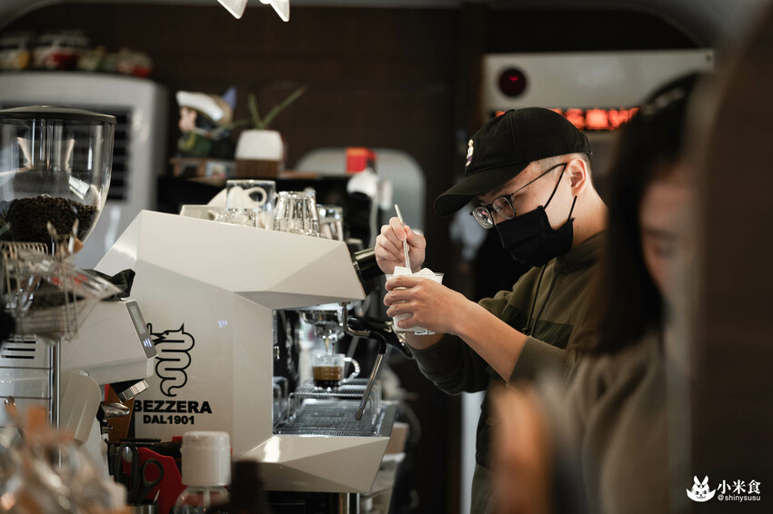 mamonaku cafe｜自強號列車上。與咖啡來場復古合輯🚂｜台中火車站美食｜中區咖啡廳下午茶推薦 - 小米食
