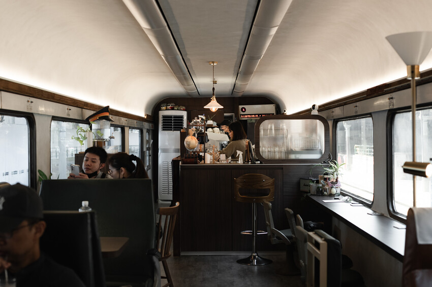 mamonaku cafe｜自強號列車上。與咖啡來場復古合輯🚂｜台中火車站美食｜中區咖啡廳下午茶推薦 - 小米食