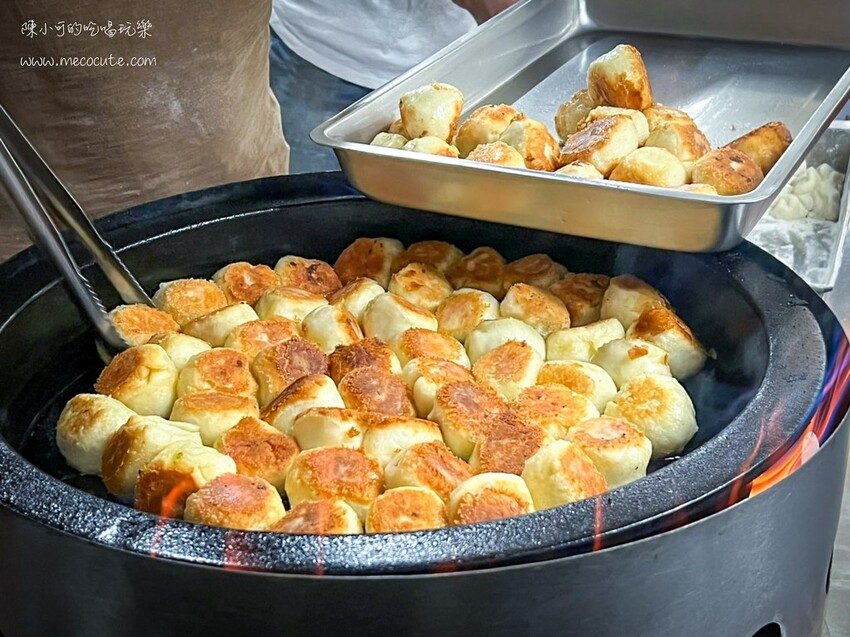 漲價了還是生意很好，小小一攤超強人氣水煎包，用餐時間排隊人潮沒有間斷