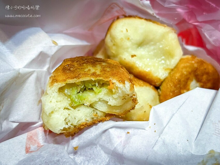 漲價了還是生意很好，小小一攤超強人氣水煎包，用餐時間排隊人潮沒有間斷