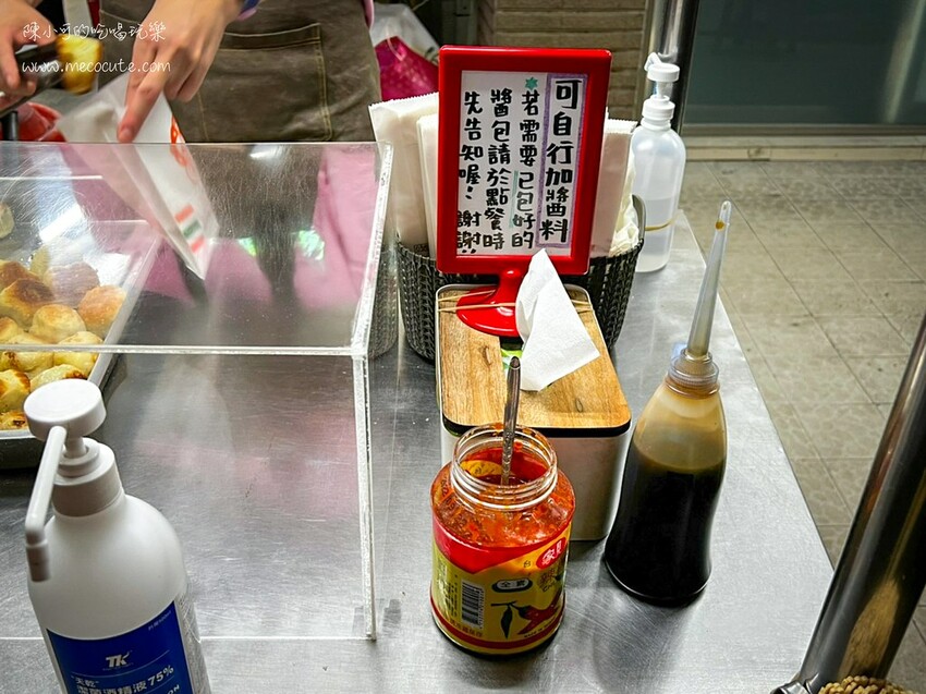 漲價了還是生意很好，小小一攤超強人氣水煎包，用餐時間排隊人潮沒有間斷