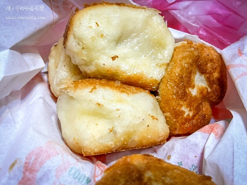 漲價了還是生意很好，小小一攤超強人氣水煎包，用餐時間排隊人潮沒有間斷