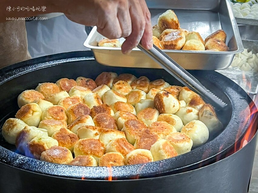 漲價了還是生意很好，小小一攤超強人氣水煎包，用餐時間排隊人潮沒有間斷