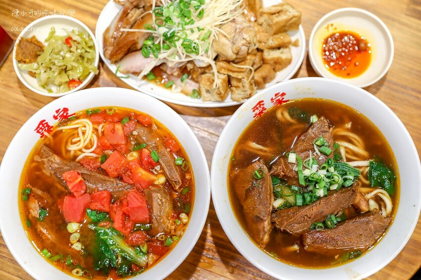 漲價了還是生意很好，小小一攤超強人氣水煎包，用餐時間排隊人潮沒有間斷