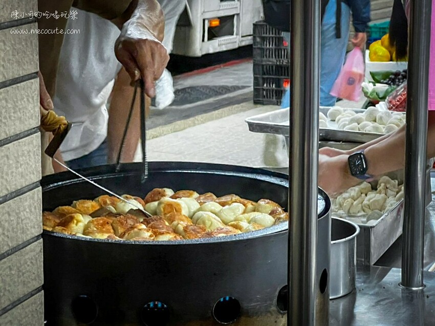 漲價了還是生意很好，小小一攤超強人氣水煎包，用餐時間排隊人潮沒有間斷
