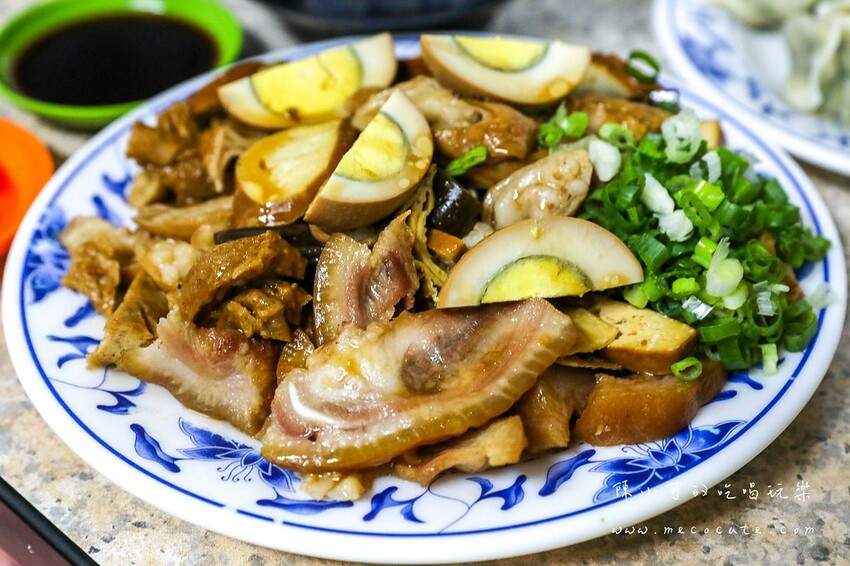 整條街生意最好就這間，食尚玩家推薦蕃茄牛肉麵，我覺得滷味也很強！