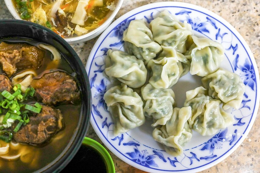 整條街生意最好就這間，食尚玩家推薦蕃茄牛肉麵，我覺得滷味也很強！