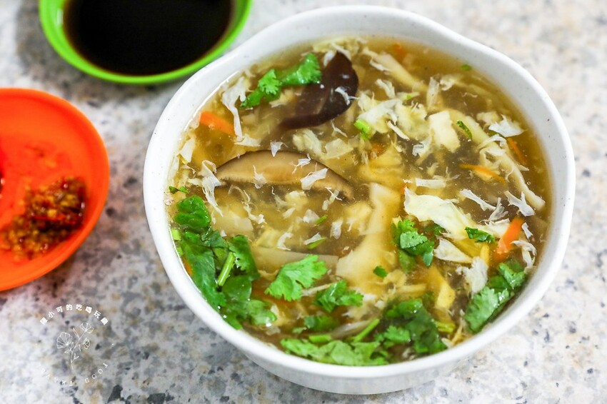 整條街生意最好就這間，食尚玩家推薦蕃茄牛肉麵，我覺得滷味也很強！