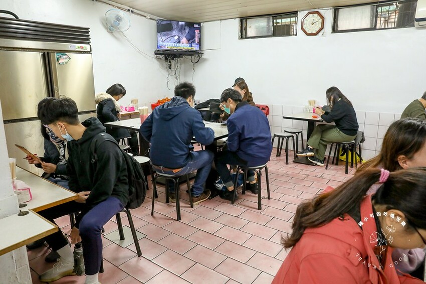 整條街生意最好就這間，食尚玩家推薦蕃茄牛肉麵，我覺得滷味也很強！