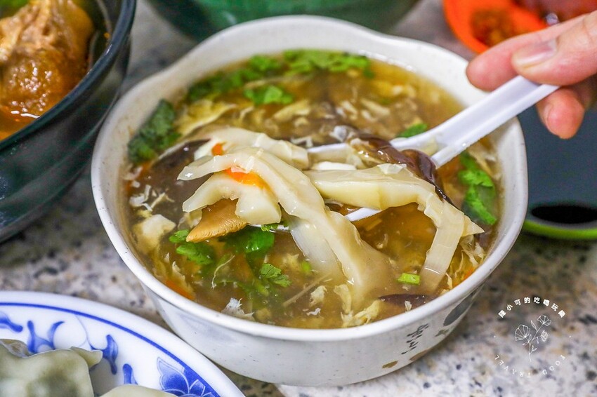 整條街生意最好就這間，食尚玩家推薦蕃茄牛肉麵，我覺得滷味也很強！