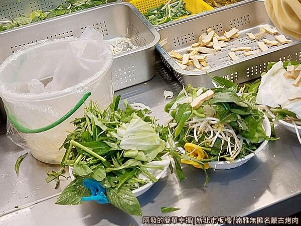 湳雅夜市蒙古烤肉04-每個人都夾到滿如山.jpg 湳雅夜市蒙古烤肉04-每個人都夾到滿如山.jpg