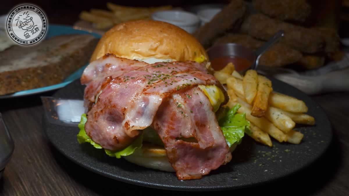 東區早午餐首選！ABV美式餐酒館台北最道地手工漢堡，美式烤肉美味爆棚。