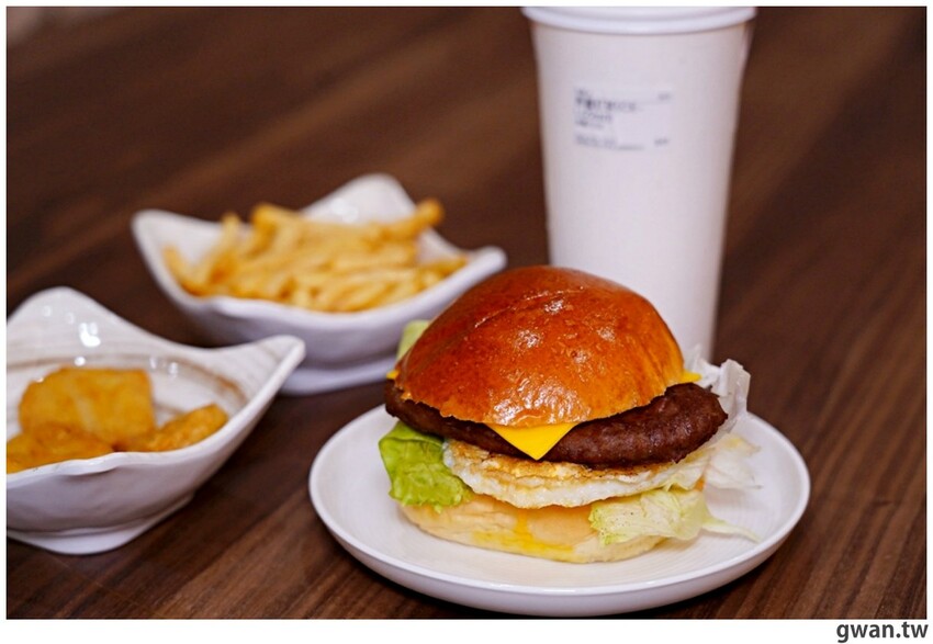 台中超人氣爆漿千層開新店啦!結合早午餐,還有新品買一送一