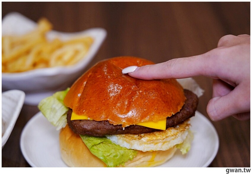 台中超人氣爆漿千層開新店啦!結合早午餐,還有新品買一送一