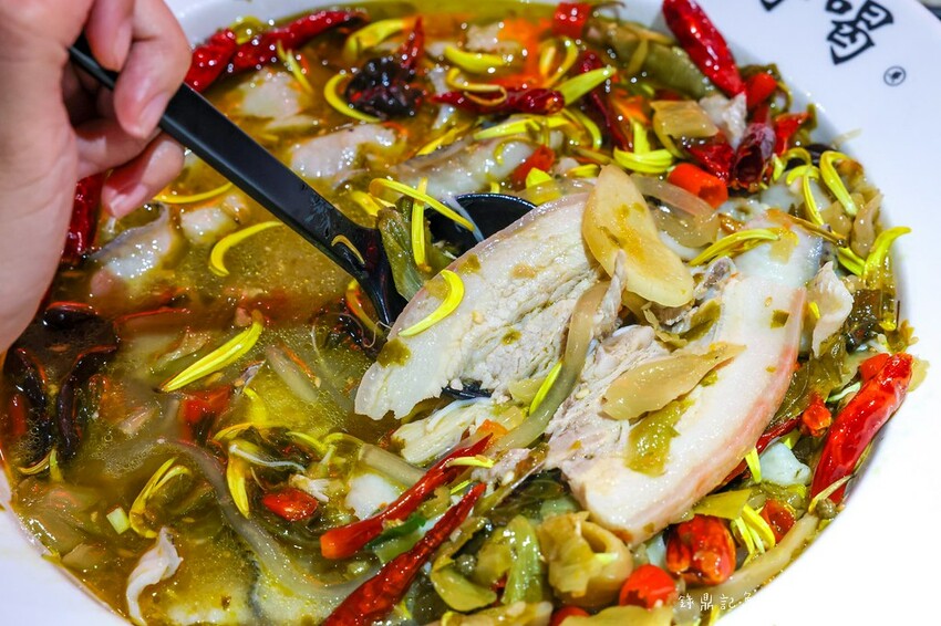 桃園市八德區【桃園酸菜魚】錄鼎記魚頭酸菜魚桃園八德店，一個人也能吃酸菜魚鍋推薦！