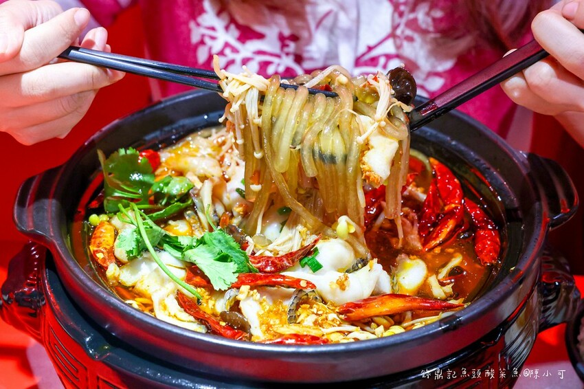 桃園市八德區【桃園酸菜魚】錄鼎記魚頭酸菜魚桃園八德店，一個人也能吃酸菜魚鍋推薦！