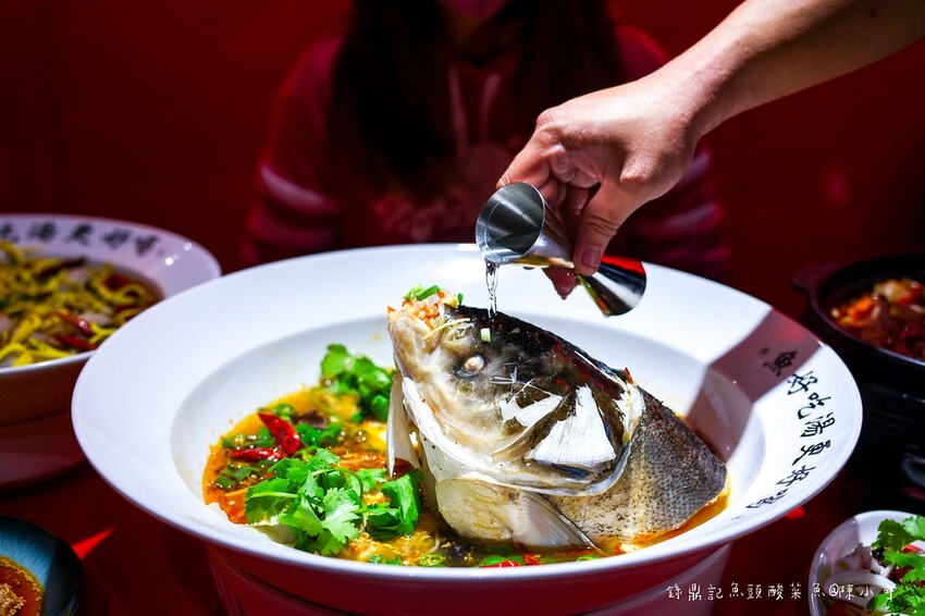 桃園市八德區【桃園酸菜魚】錄鼎記魚頭酸菜魚桃園八德店，一個人也能吃酸菜魚鍋推薦！