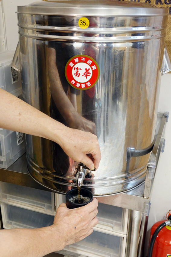 台北市中正區吃得好、吃得飽有古早味紅茶喝到飽還能續飯的飴盛禾烤定食，CP值爆表、物價飆漲也能吃出幸福感的便當店