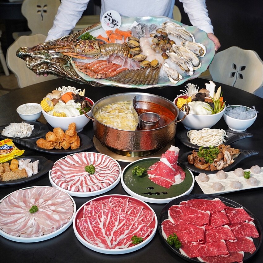 新竹麻辣鍋推薦!「六野鴛鴦鍋物」不能錯過超浮誇頂級豪華巨無霸貝殼海鮮船,整體食材新鮮,重點是湯頭好喝,鴨血、豆腐、酸菜都能無限續! - 阿華田的美食日記
